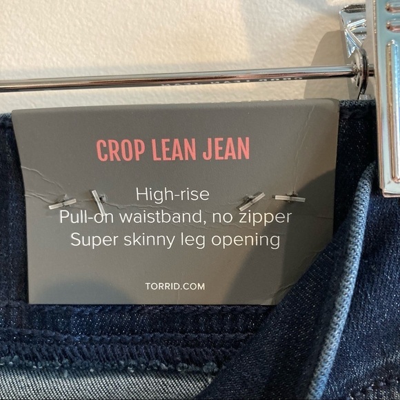 TORRID Sz  2 (2x) Crop Lean Mid Wash Jeans NWT - Picture 3 of 8